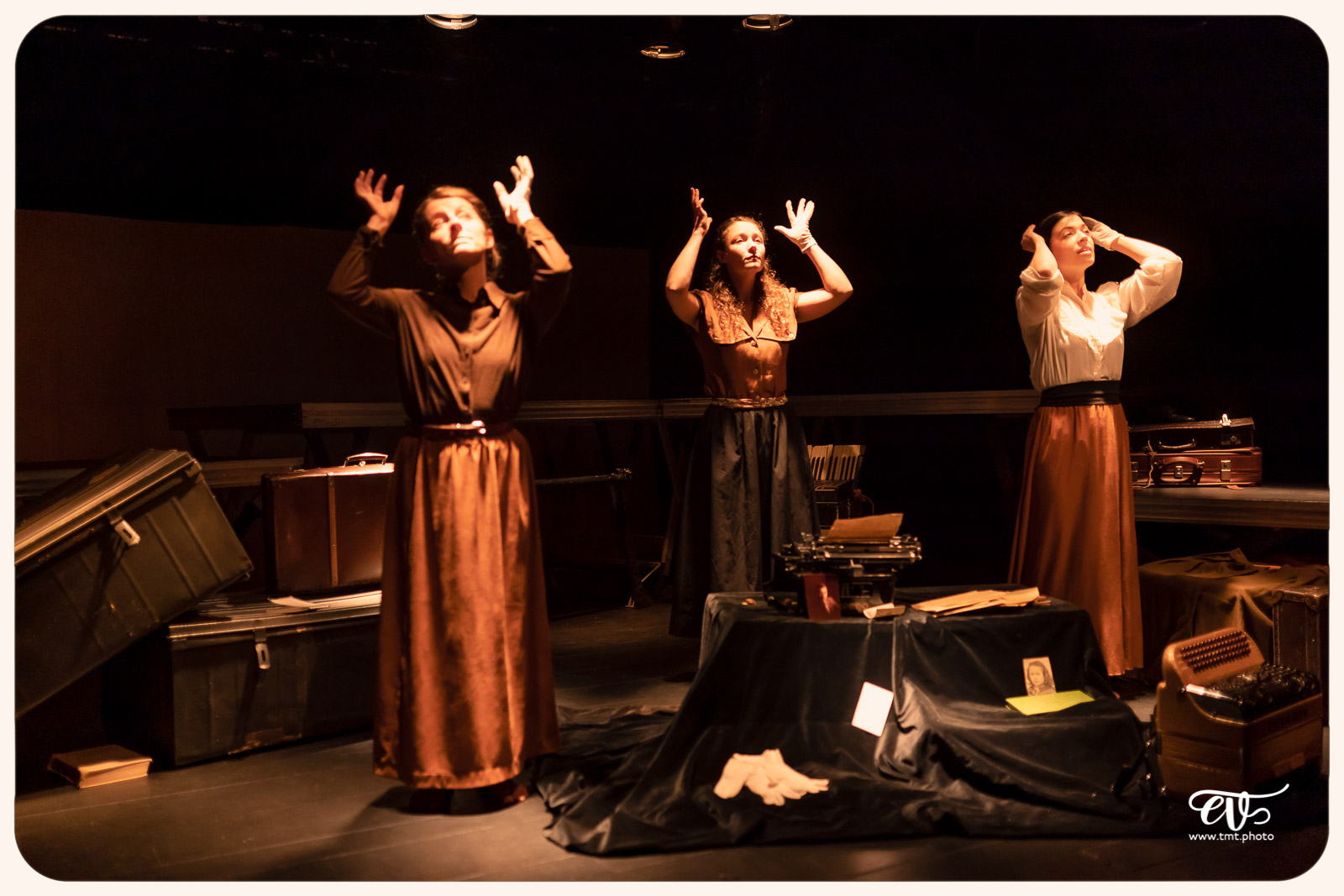 LA MESNIE H. - UN JOUR D'ÉTÉ